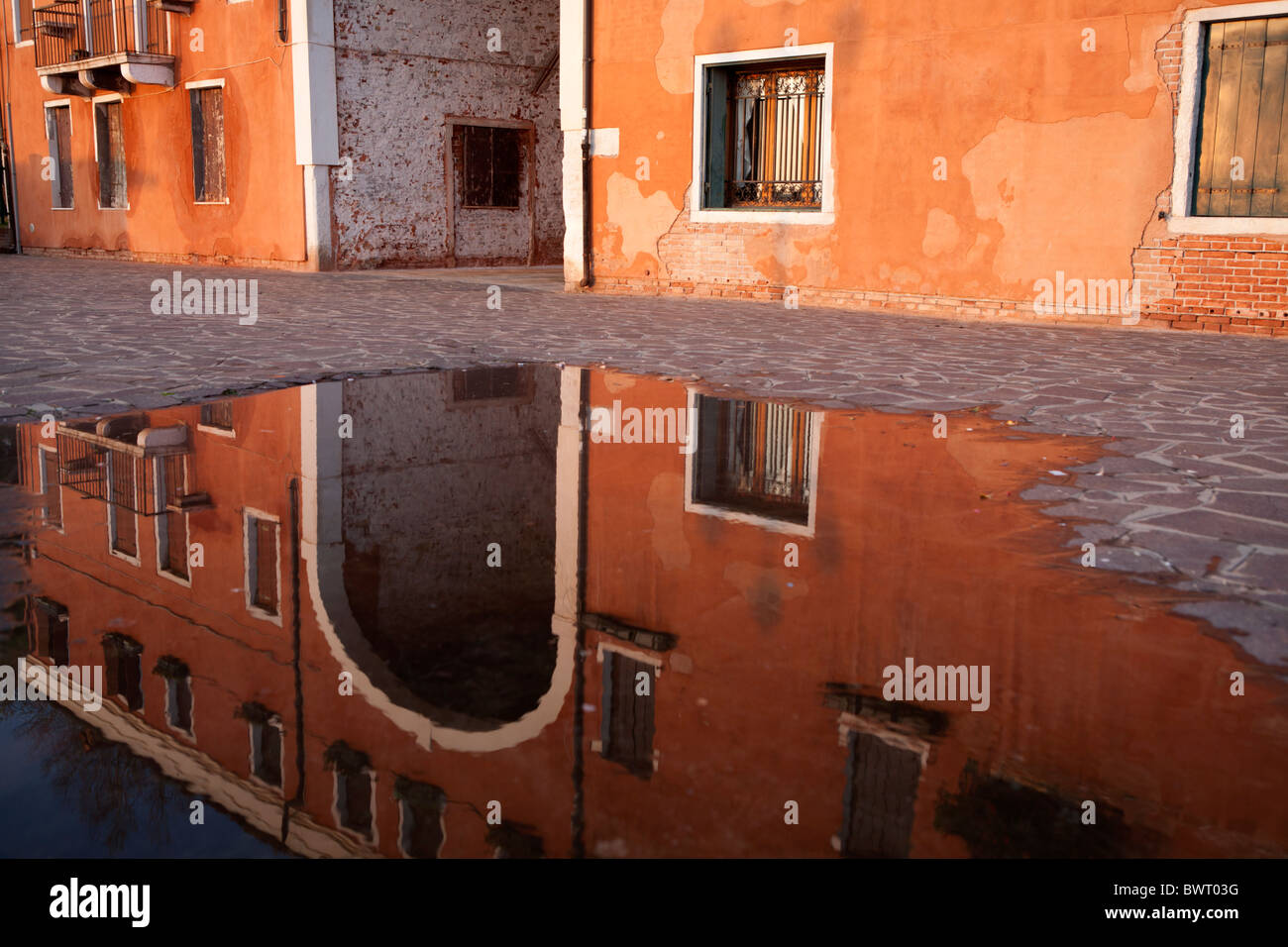 Ein Haus in Venedig spiegelt sich in einer Pfütze Stockfoto