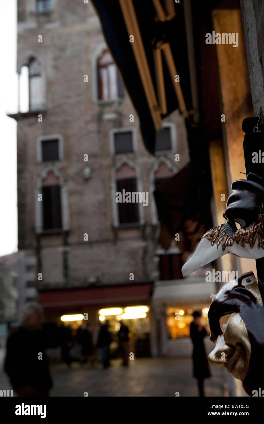 Zwei Karnevalsmasken Blick auf einer Venedig-Straße. Stockfoto