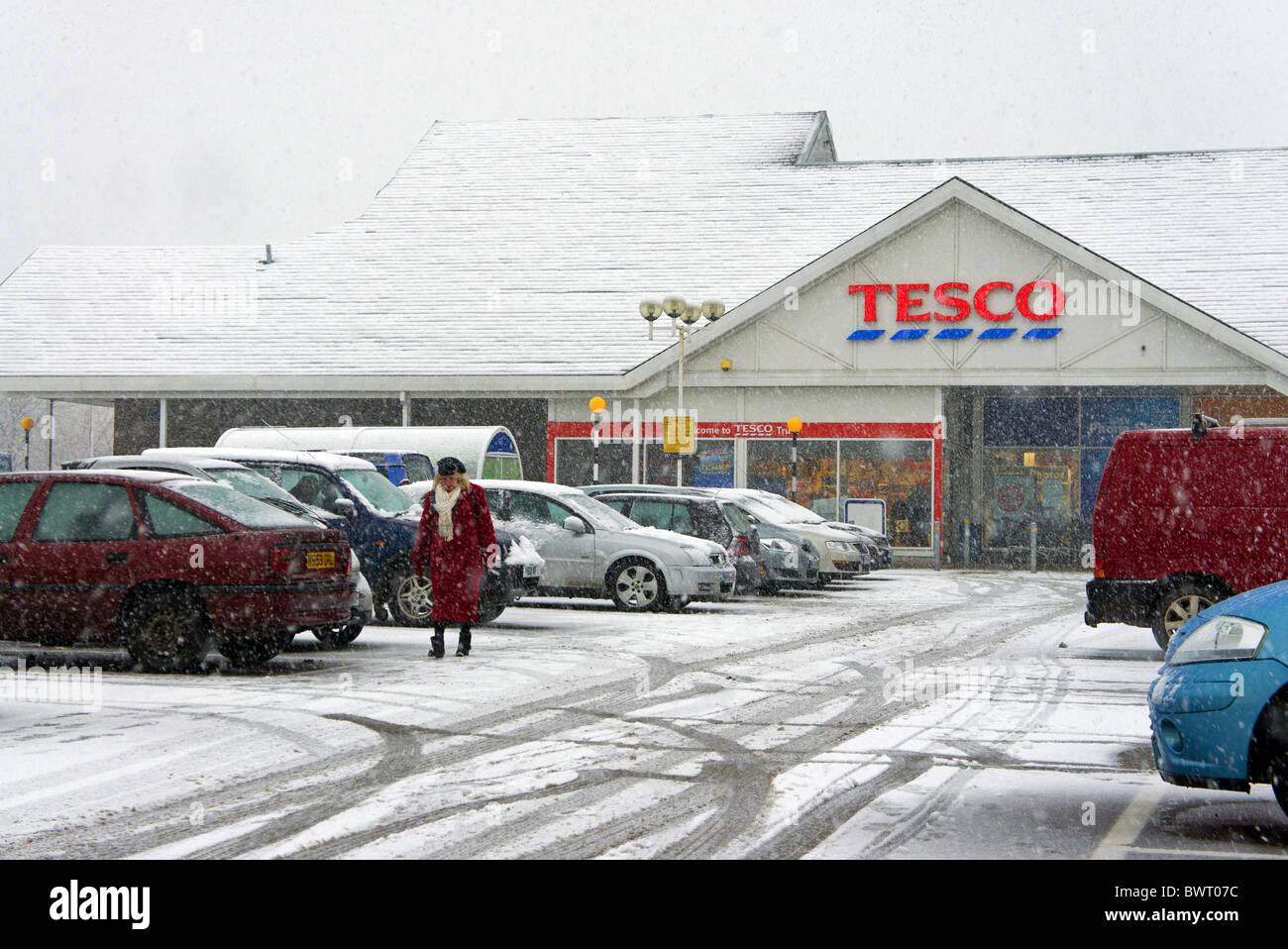 schweren Schnee fällt auf dem Parkplatz am Tesco Speicher in Truro, Cornwall, UK Stockfoto