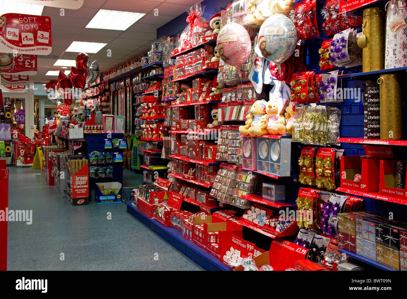 eine Hauptstraße shop Verkauf von Weihnachtsschmuck und Geschenke Stockfoto