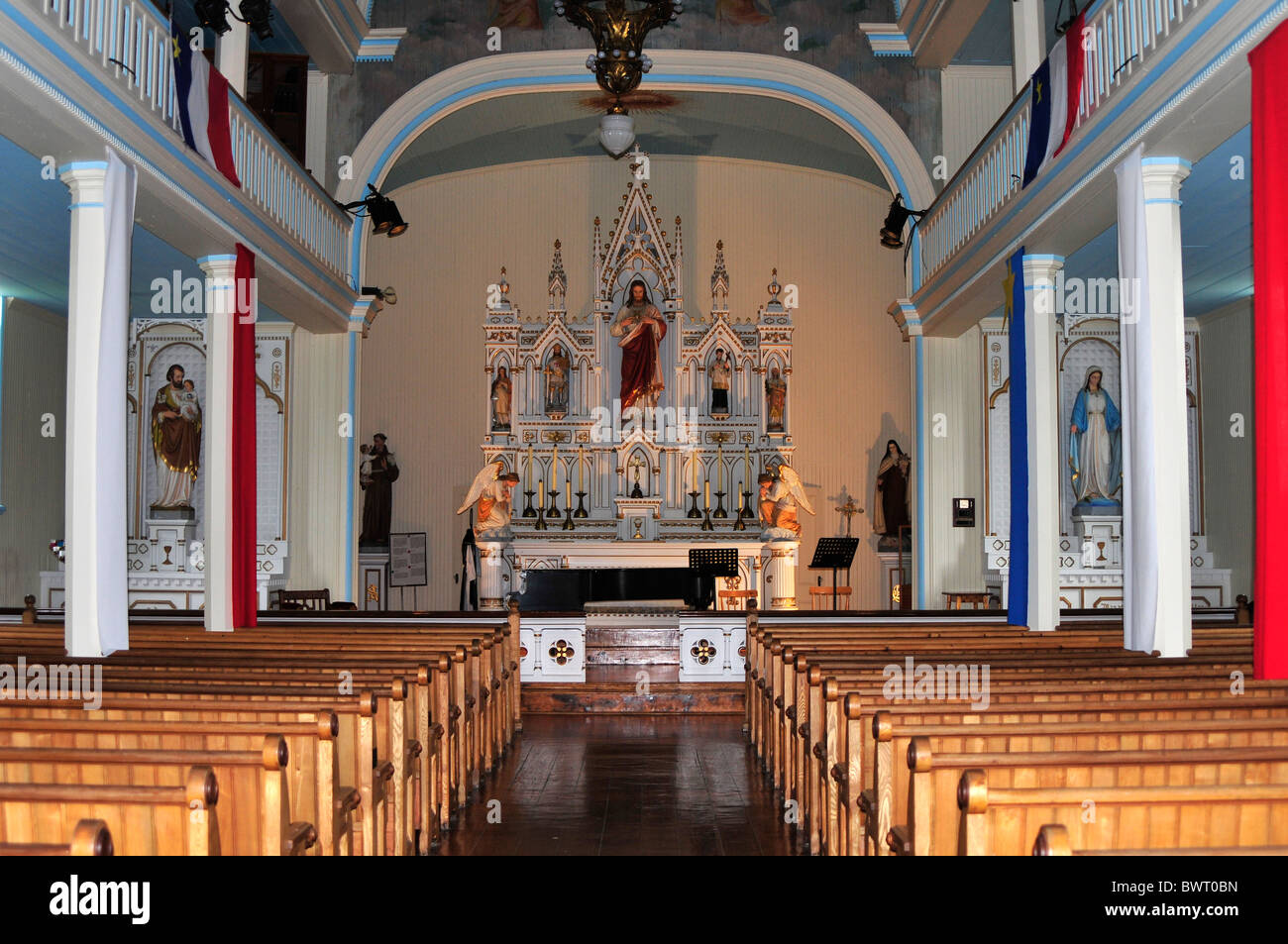 Seite aus einer katholischen Kirche zeigt die wichtigsten ändern mit Statuen von Christus, Maria und anderen Heiligen. Stockfoto