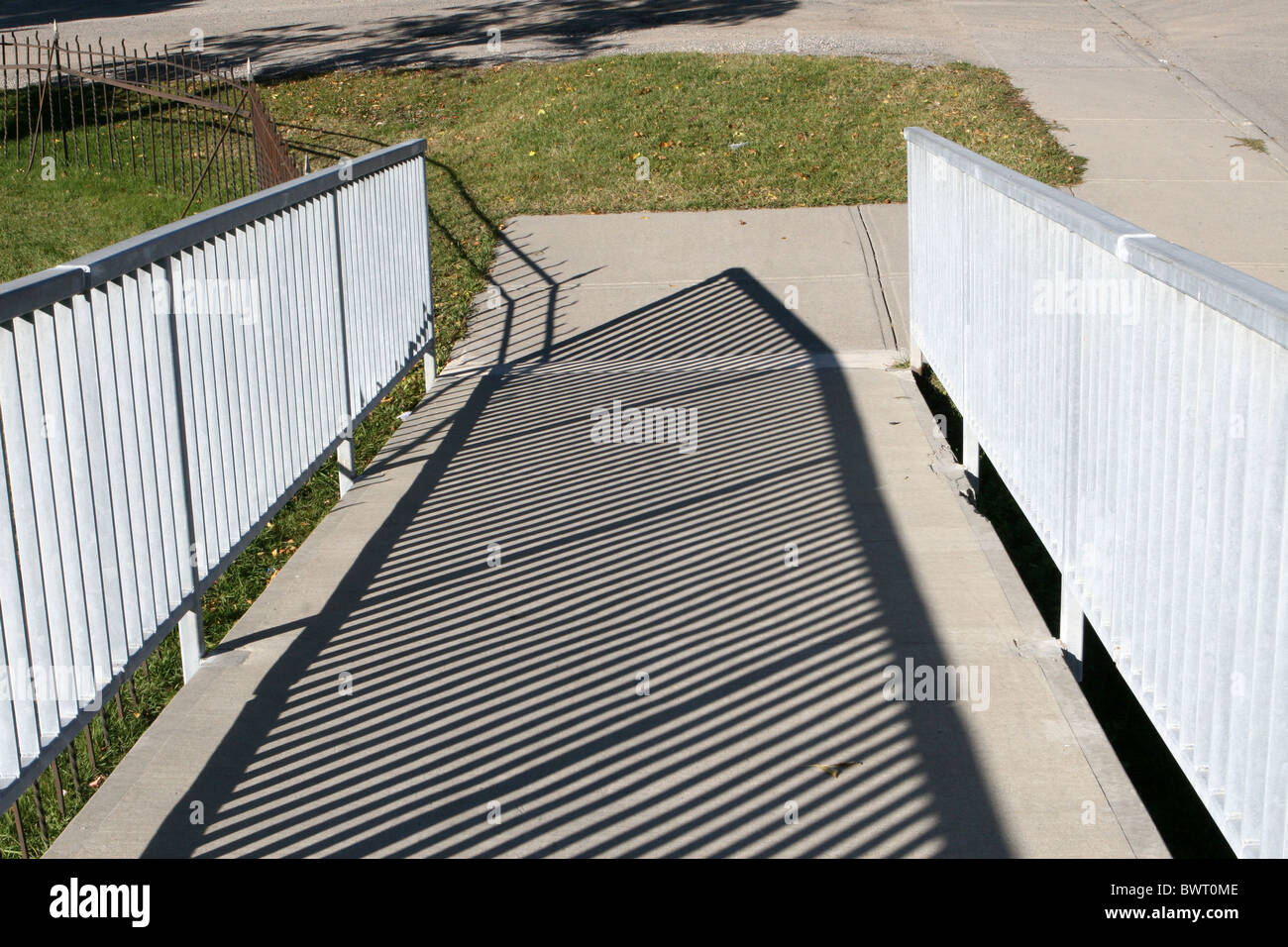 Gehweg über McLeod Trail in Calgary, Alberta, Kanada. Stockfoto