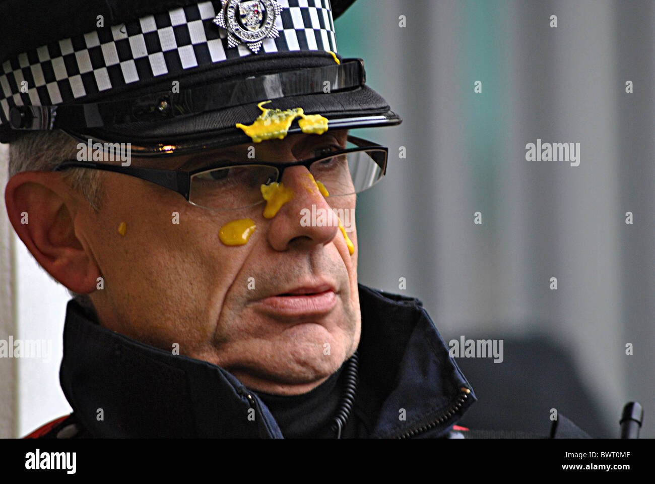 Polizisten sind in Senf, auf sie geworfen, von Studenten protestieren gegen steigende Studiengebühren an der Universität Bristol abgedeckt. Stockfoto