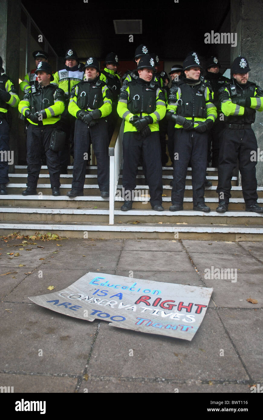 Polizei Wache Senat-Haus an der Universität Bristol bei Protesten über Studiengebühren Stockfoto