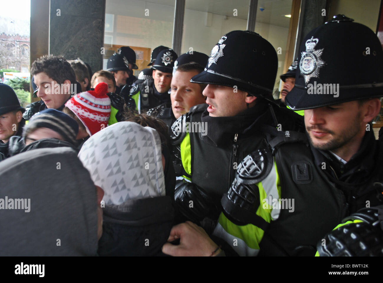 Studentendemonstranten Handgemenge mit der Polizei vor Senat Halle, Universität von Bristol während der Proteste gegen steigende Studiengebühren Stockfoto