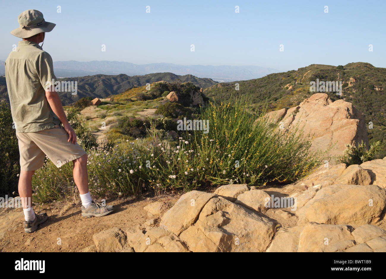 Wanderer im Topanga State Park in Süd-Kalifornien sieht Eagle Rock und Wanderwege Stockfoto