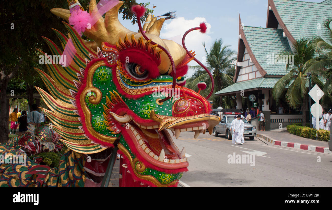 Chinesischer Drache-Maske-Tanz-Performance bei einem Vegeteran-Festival Stockfoto