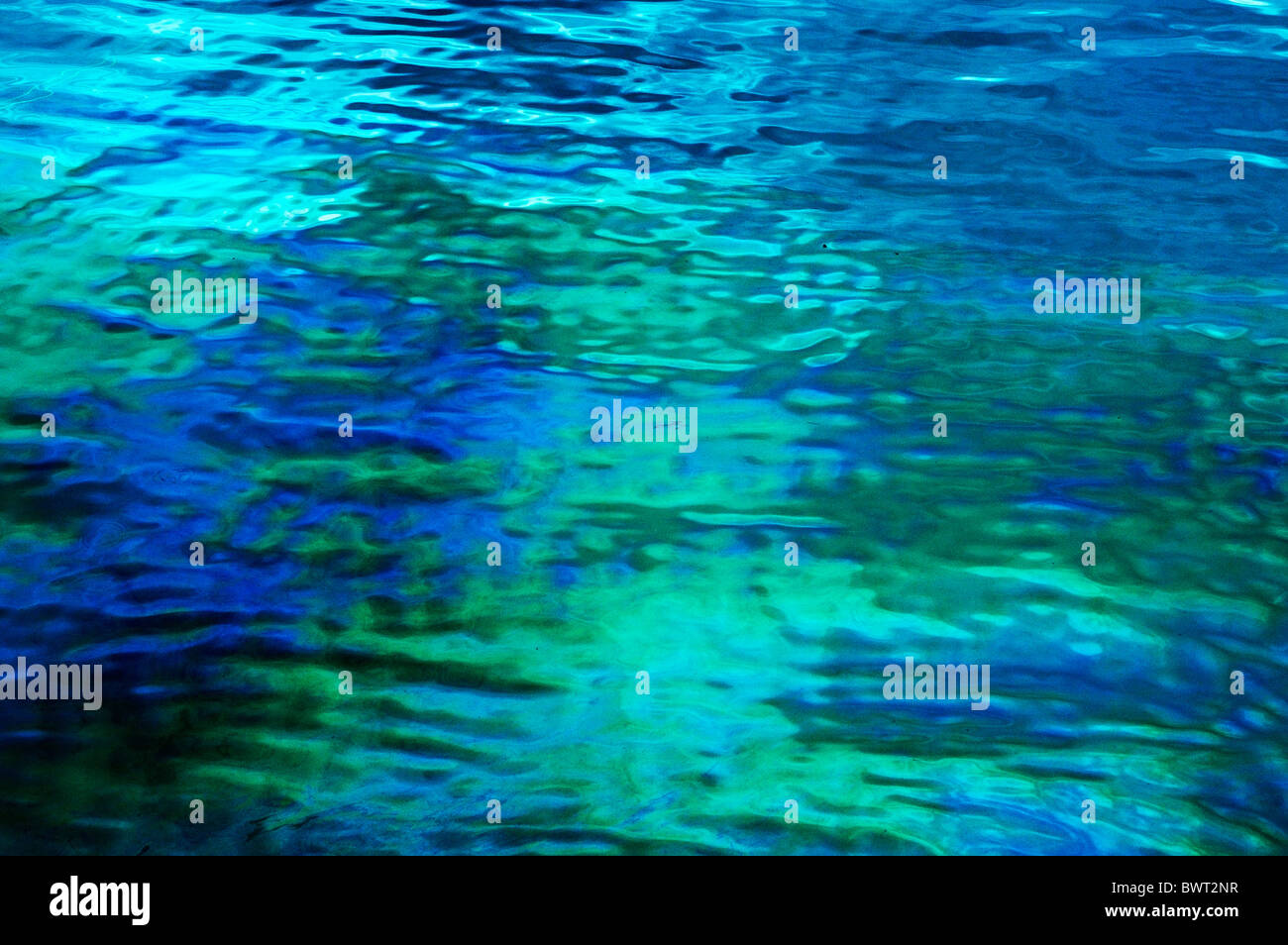 Irisierende Öl schwimmt auf der Oberfläche des Wassers, Malediven. Stockfoto