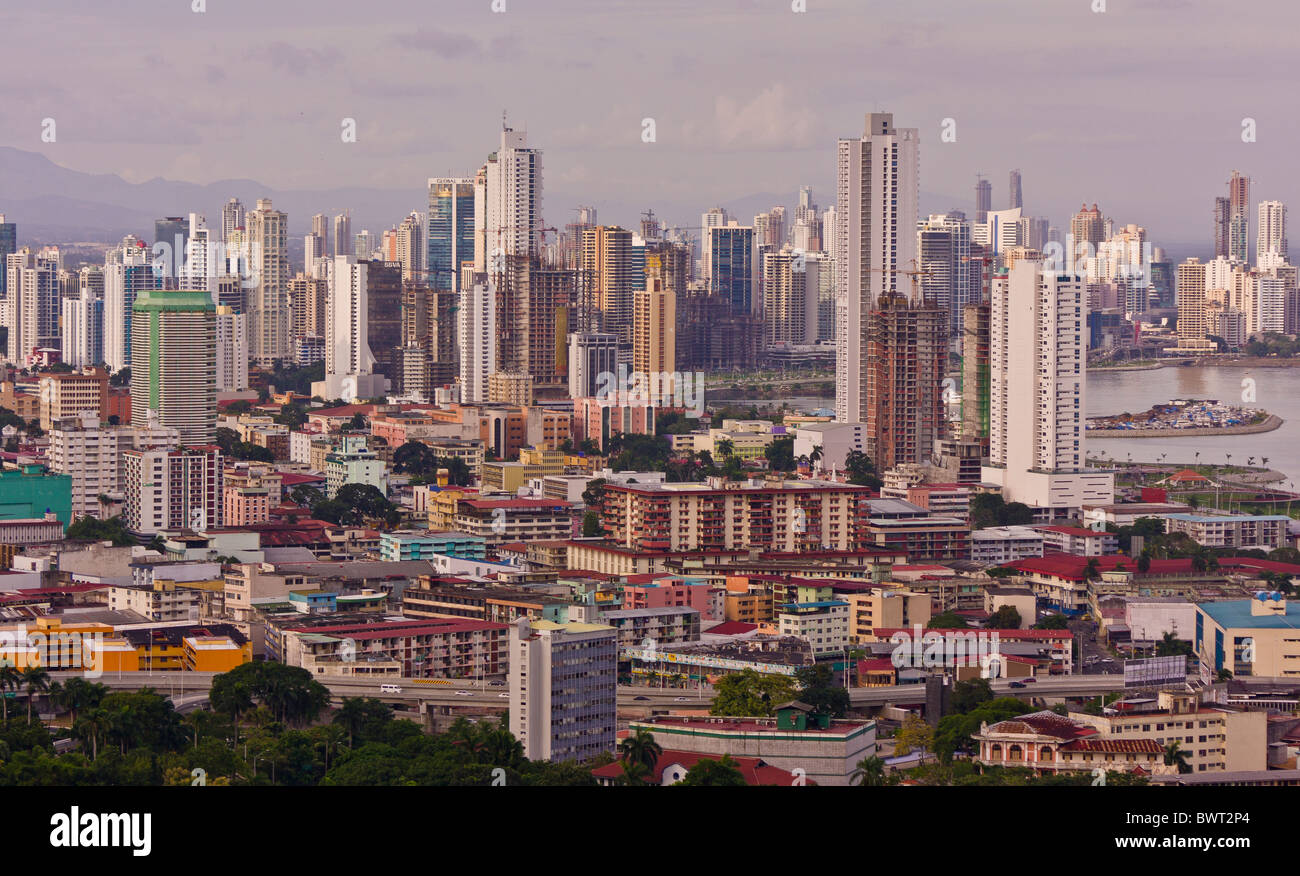 PANAMA CITY, PANAMA - Skyline, die Innenstadt von Panama-Stadt, Marbella und Bella Vista Nachbarschaften. Stockfoto