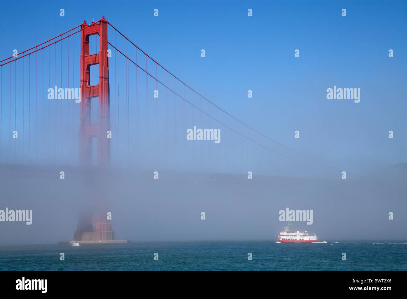 Golden Gate Bridge und Fähre im Nebel, San Francisco, Kalifornien, USA Stockfoto