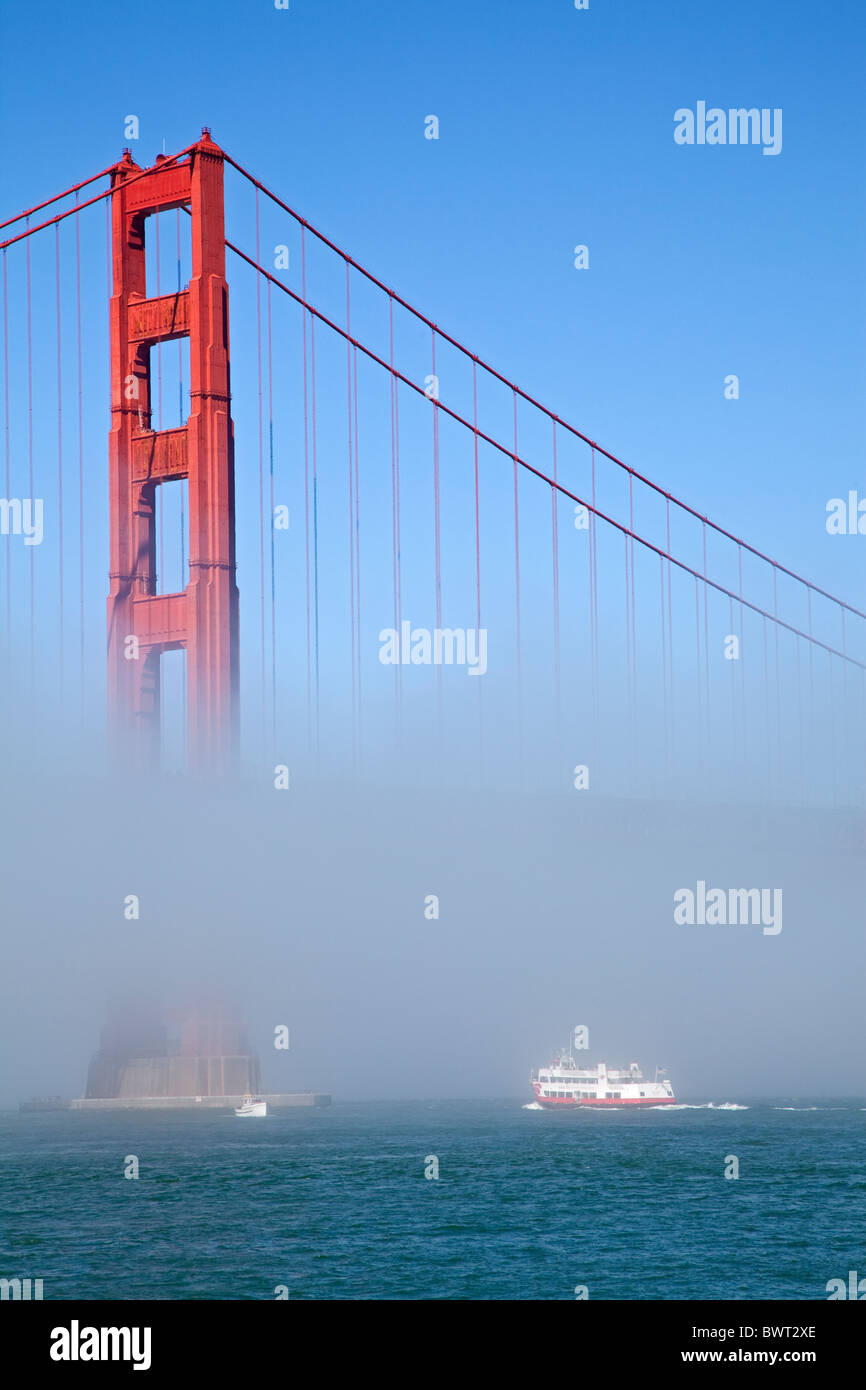 Golden Gate Bridge und Fähre im Nebel, San Francisco, Kalifornien, USA Stockfoto