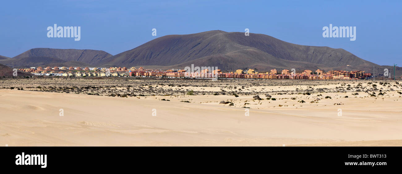 Dünen von Corralejo Nationalpark vor der Montana De La Mancha Bergregion, Fuerteventura, Kanarische Inseln, Spanien Stockfoto