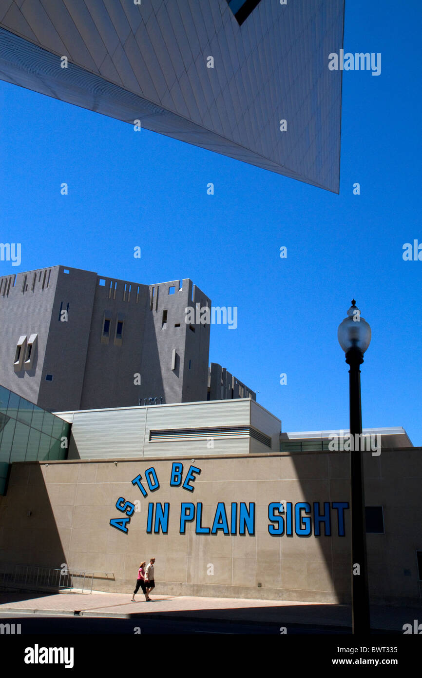 "Als zu sein IN PLAIN SIGHT" von Konzeptkünstler Lawrence Weiner am Denver Art Museum in Denver, Colorado, USA. Stockfoto