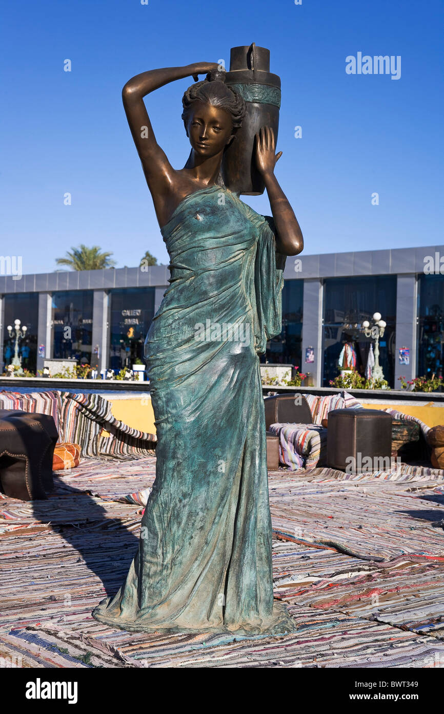 Bronze-Skulptur von einem Wasserträger in ein touristisches Zentrum, Sharm el Sheikh, Ägypten, Afrika Stockfoto