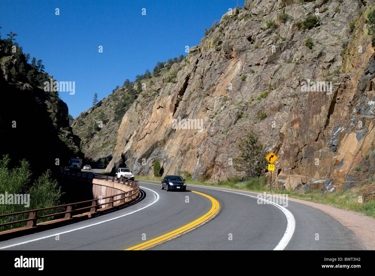 Autos fahren entlang Highway 34 durch Big Thompson Canyon in der Nähe von Loveland, Colorado, USA. Stockfoto