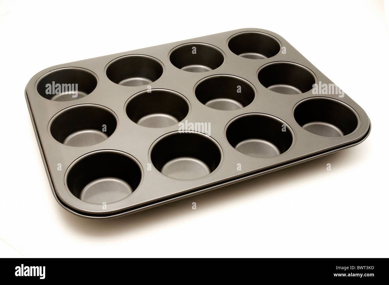 Cupcake-Pfanne auf weißem Hintergrund Stockfoto