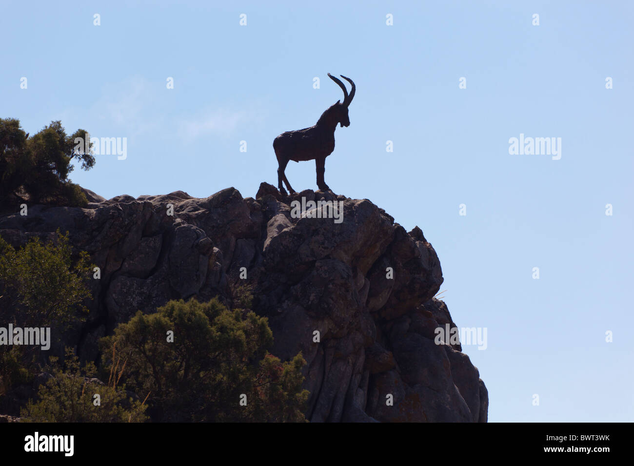 Denkmal für Cabra Hispanica, spanische Bergziege am Mirador de Puerto Rico, Ojen, Provinz Malaga, Spanien. Stockfoto