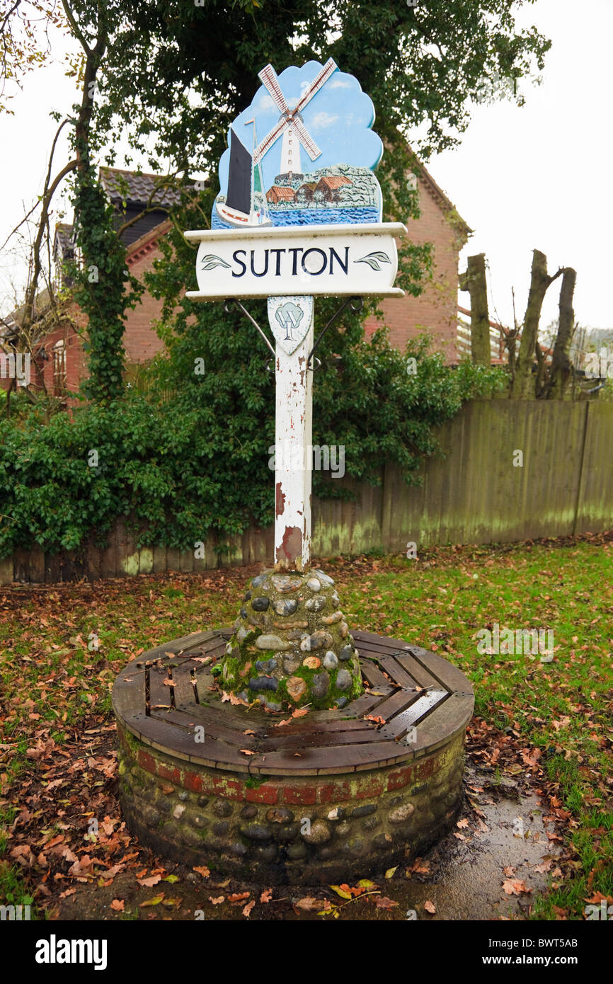 Sutton, Norfolk, England, Vereinigtes Königreich, Europa. Reich verzierte Dorf Schild mit Windmühle und lokale Besonderheiten der Broads Stockfoto