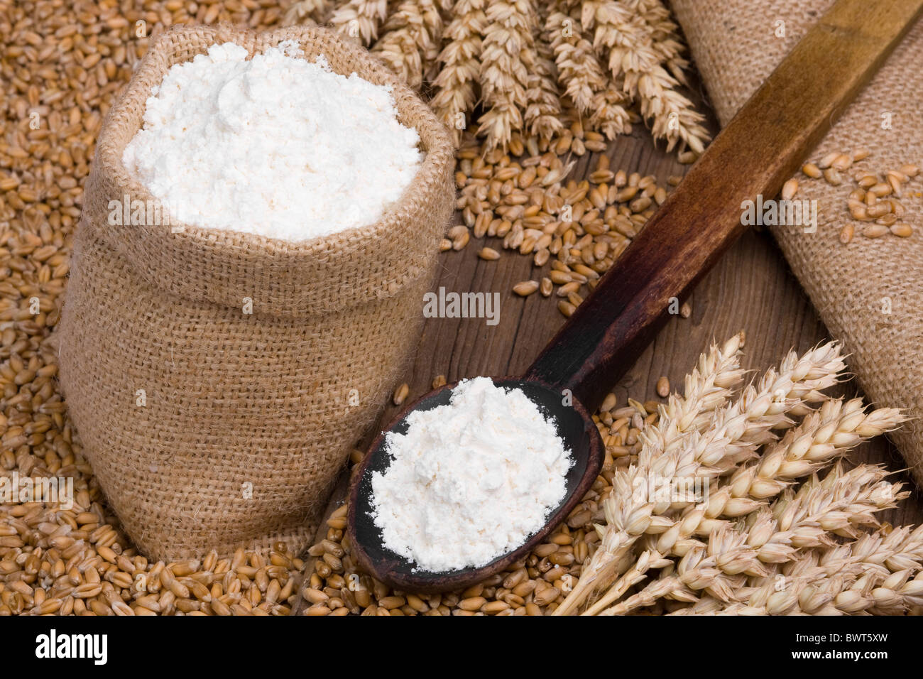 Mehl in kleinen Leinensack Stockfoto