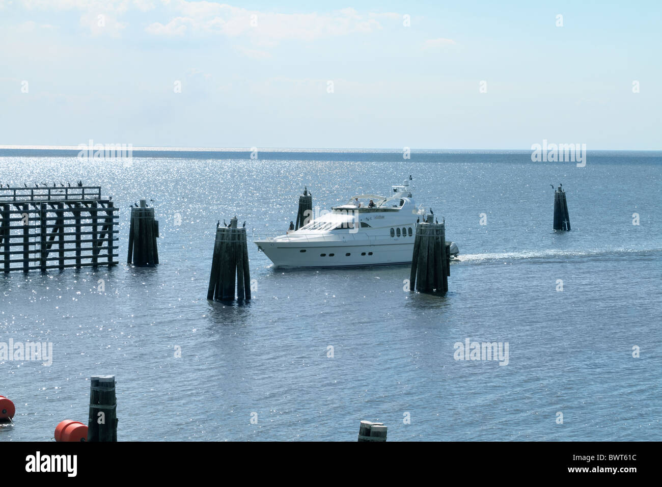 Blick auf Luxus-Yacht auf See Okeechobee, nähert sich Hafen Mayaca Sperre und dam. Florida, USA. Stockfoto
