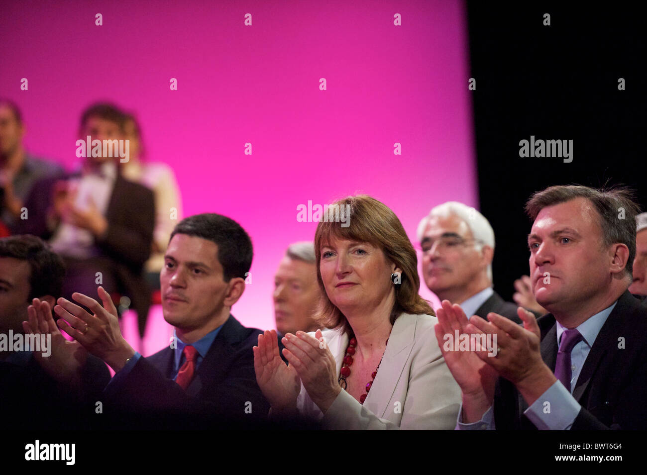 David Miliband, Harriet Harman und Ed Balls hören Ed Miliband Adresse Delgates mit seinem Führer Rede während der Arbeit Stockfoto