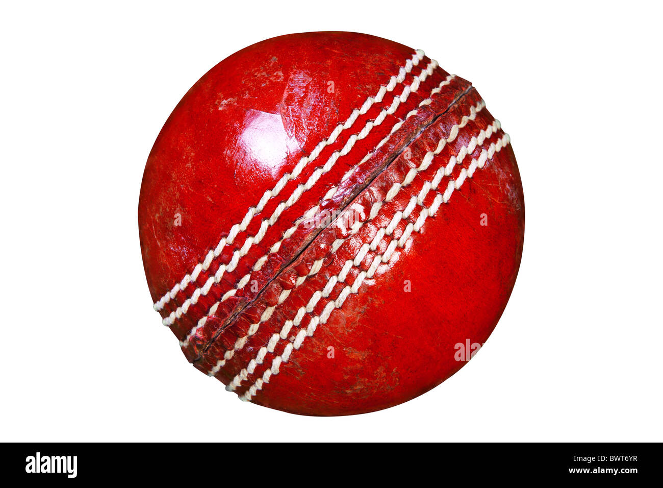 Foto von einem rotem Leder Cricketball isoliert auf weißem Hintergrund mit Beschneidungspfad getan mit Zeichenstift-Werkzeug. Stockfoto