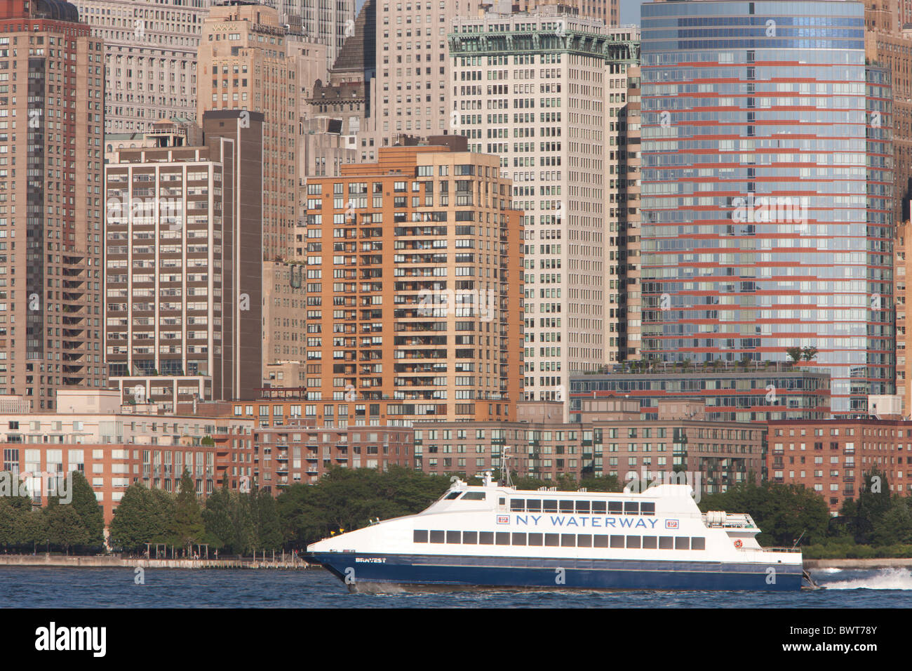 NY Waterway ferry "Bravest" auf dem Hudson River mit Manhattan Gebäude im Hintergrund in New York City. Stockfoto