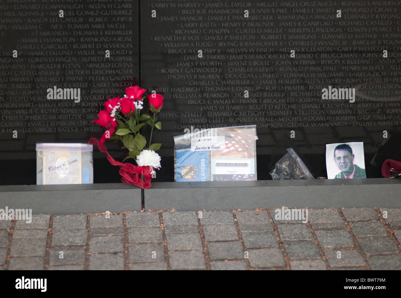 Persönliche Gegenstände und Blumen verließ das Vietnam Veterans Memorial in Washington, DC. Stockfoto