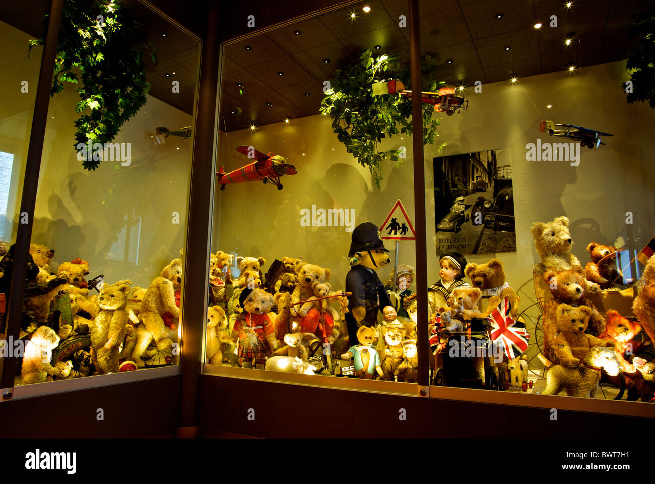 Vitrine im Puppenhaus Museum Basel Schweiz englische Puppe Teddybär Parade  original Margarete Steiff Mohair trägt Stockfotografie - Alamy