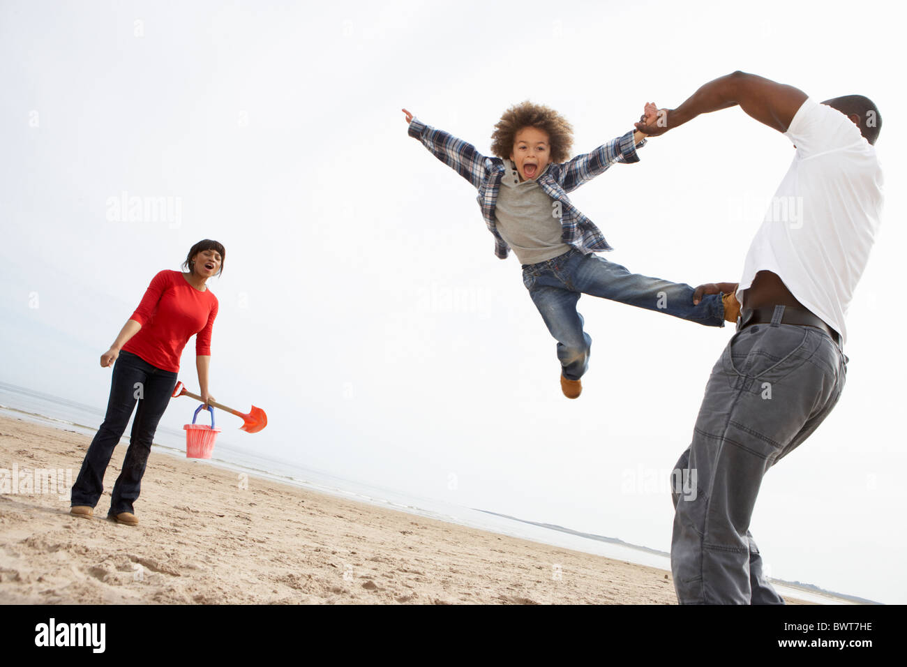 Junge Familie entspannende Strand Camping Urlaub Stockfoto