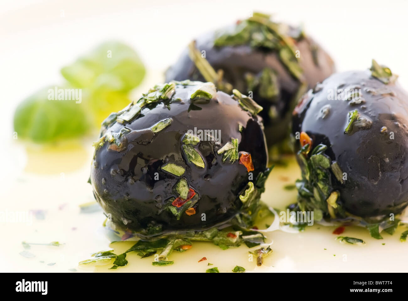 Schwarze oliven in schale -Fotos und -Bildmaterial in hoher Auflösung ...