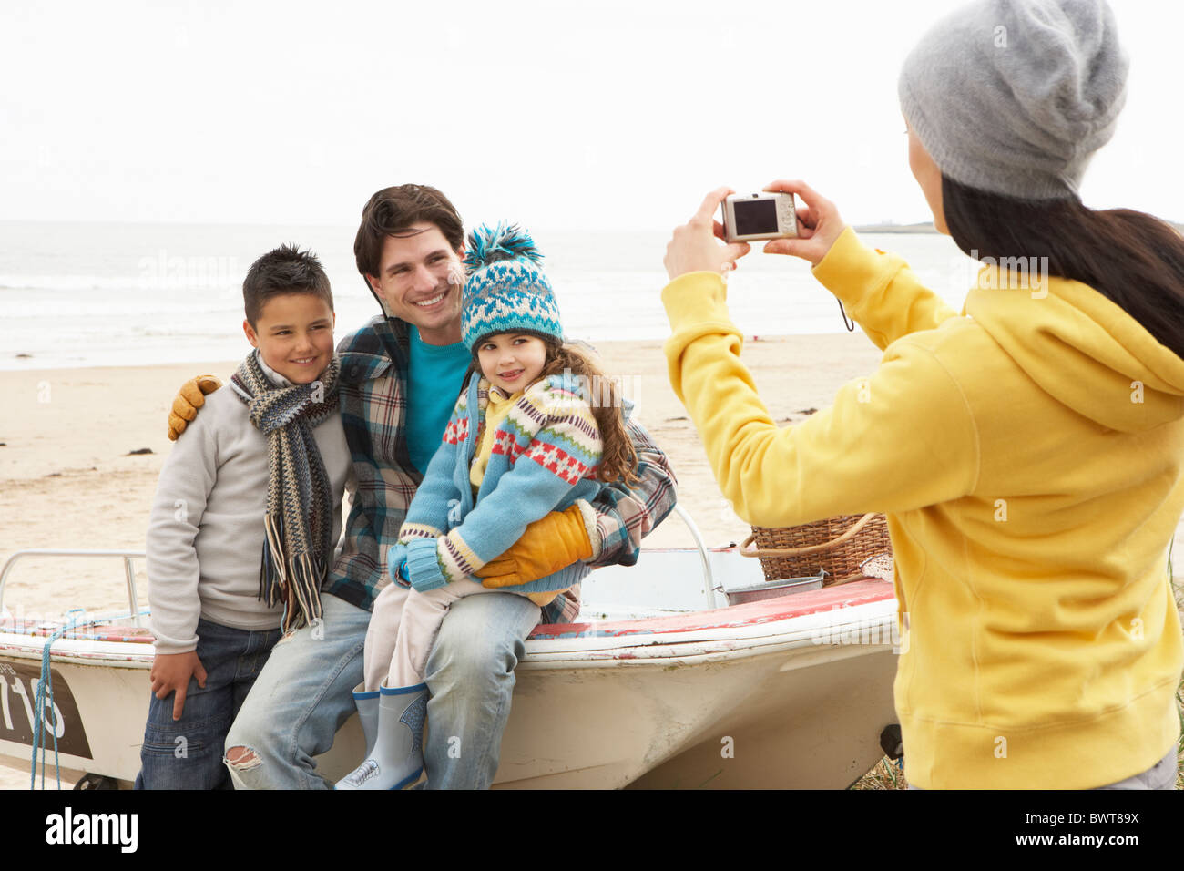 Mutter Familie fotografieren am Winter-Strand Stockfoto