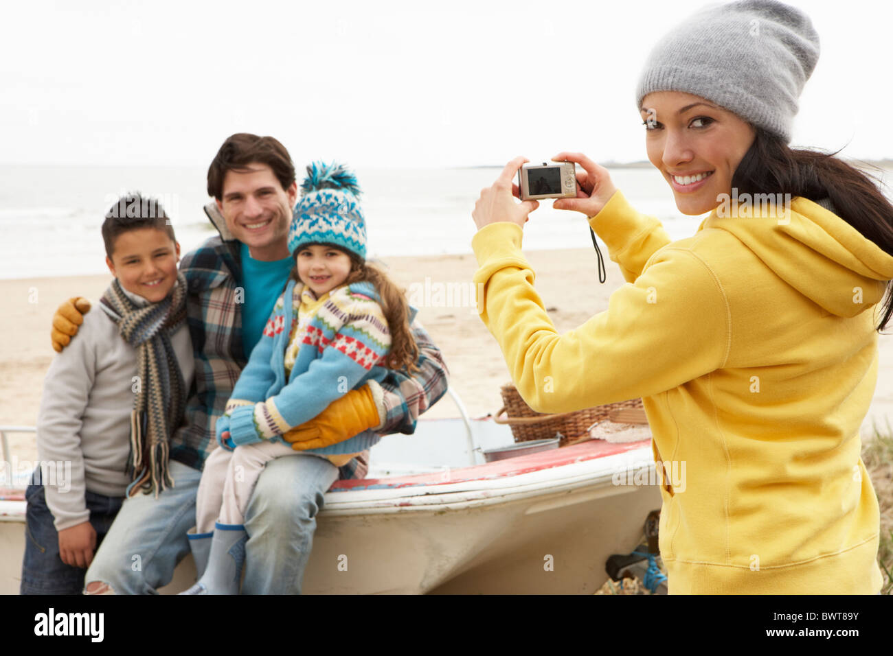 Mutter Familie fotografieren am Winter-Strand Stockfoto