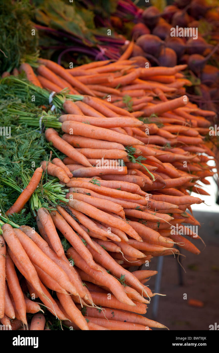 Karotten in den Culver City Bauernmarkt Dienstagnachmittag, Culver City, Los Angeles, Kalifornien, USA Stockfoto