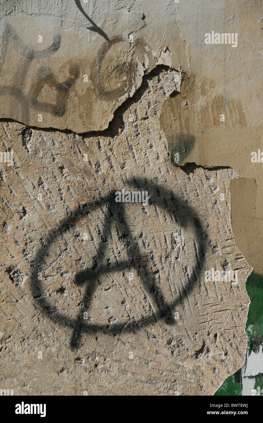 Anarchie-Symbol gemalt auf der Wand im Freien in der Sonne Stockfoto