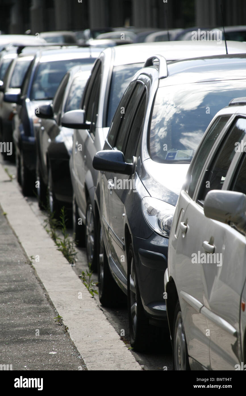 Reihe von parkenden Autos in der Straße in der Stadt Stockfoto