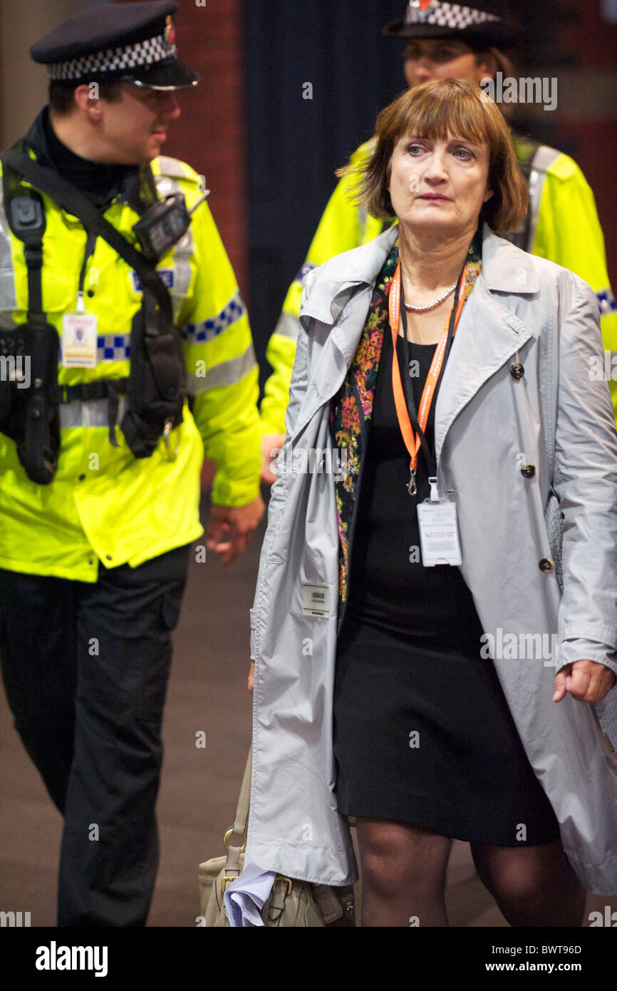 MP Tessa Jowell, Schattenminister für das Cabinet Office, kommt bei den Labour-Parteitag in Manchester am 29. September Stockfoto