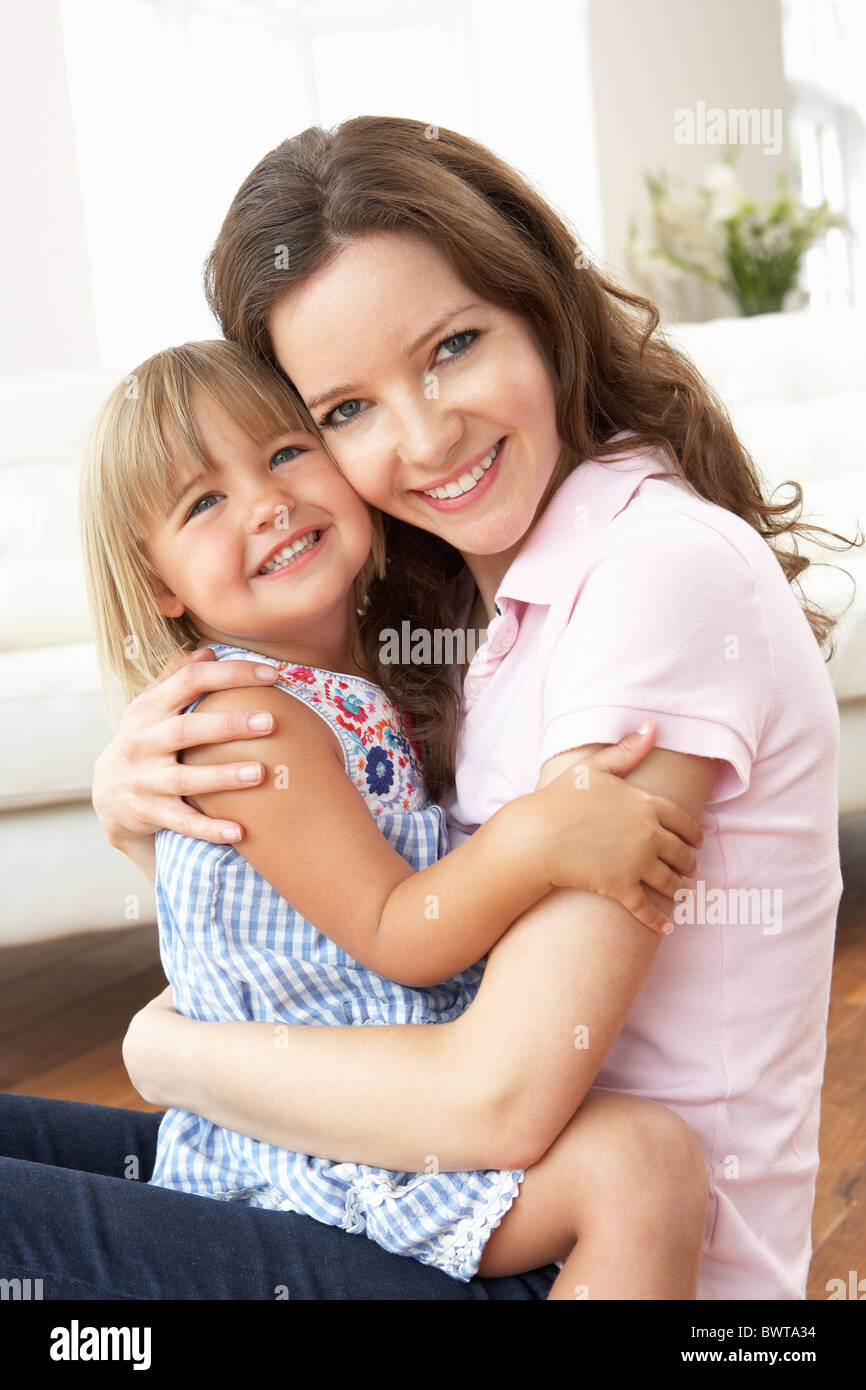 Nahaufnahme von liebevolle Mutter und Tochter zu Hause Stockfoto