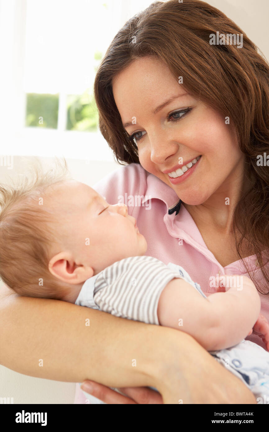 Nahaufnahme eines liebevollen Mutter kuscheln Baby Boy zu Hause Stockfoto