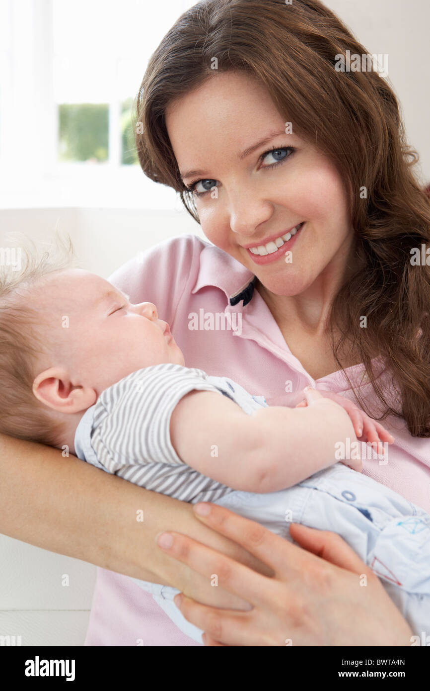 Nahaufnahme eines liebevollen Mutter kuscheln Baby Boy zu Hause Stockfoto