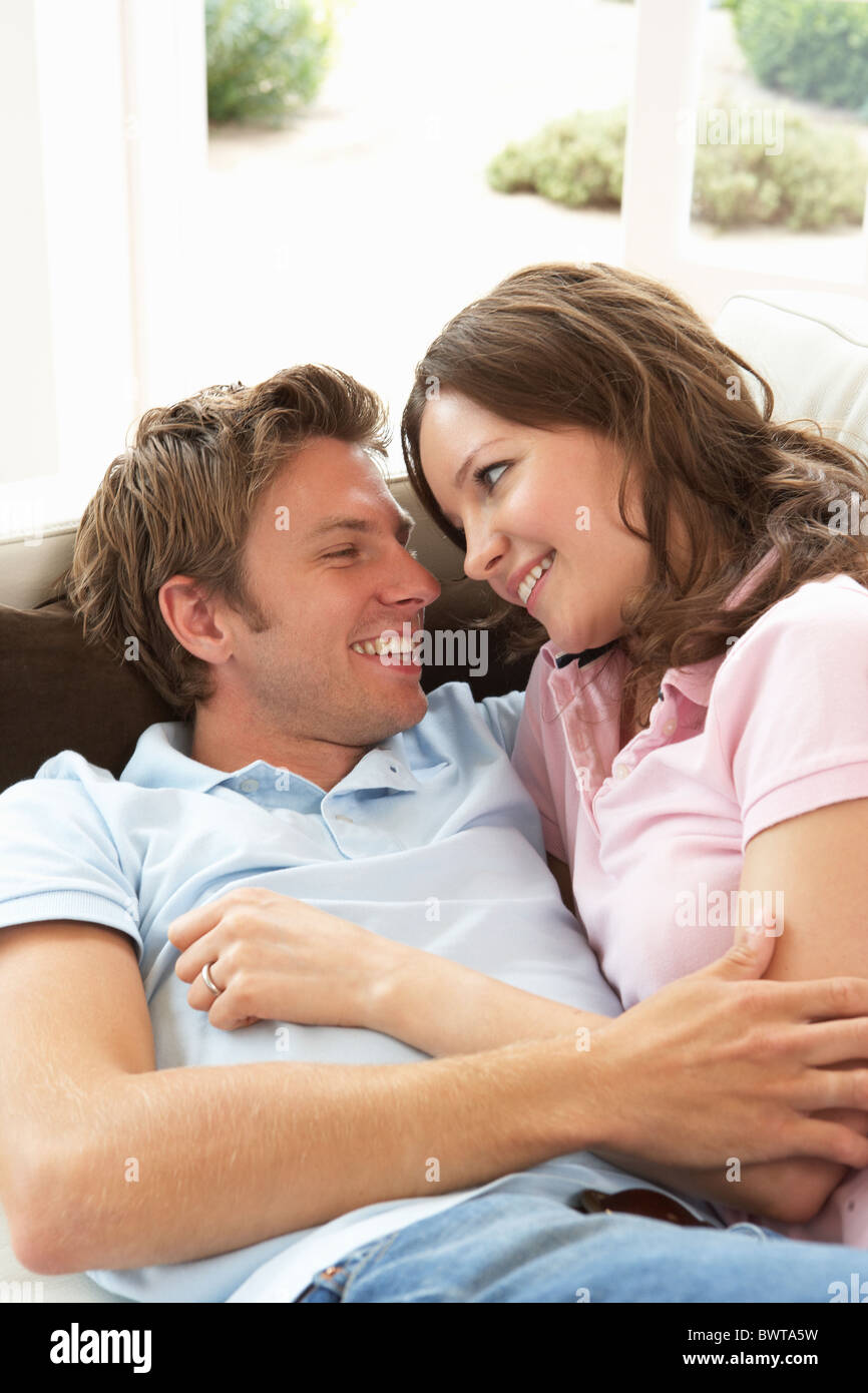Entspannende liebevolle paar zu Hause zusammen Stockfoto