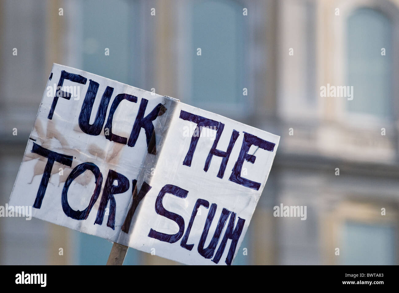Ein Plakat aus Protest gegen die konservative Partei. Stockfoto
