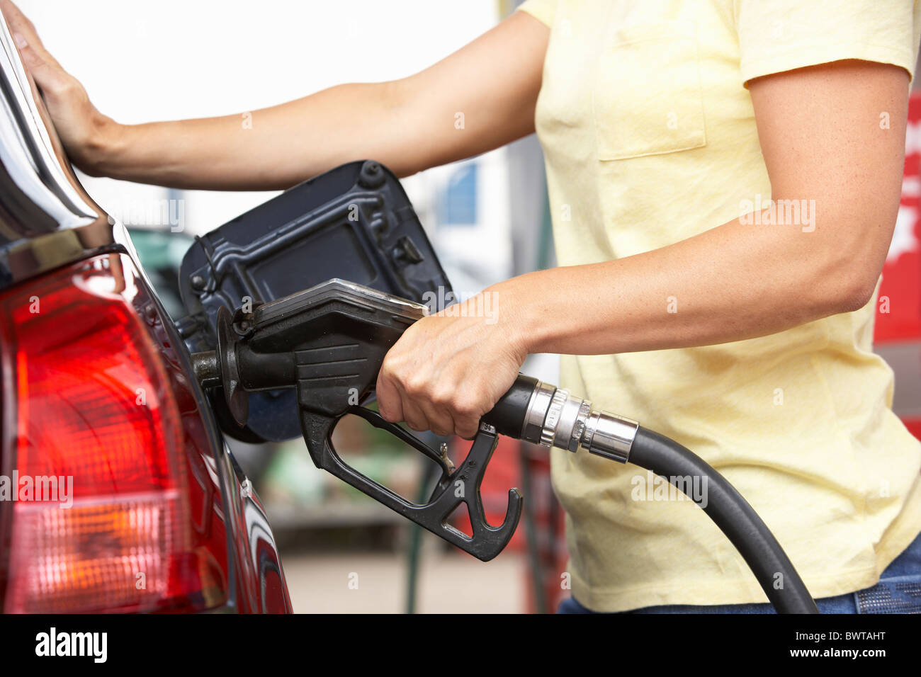 Detail der weiblichen Autofahrer Auto mit Diesel an der Tankstelle Befüllen Stockfoto