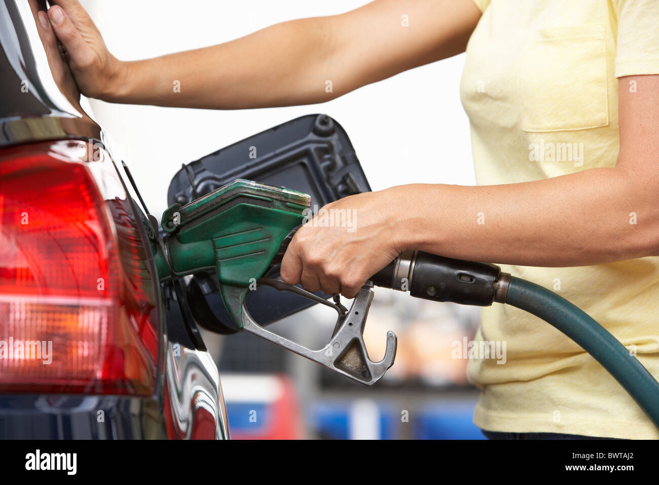 Detail der weiblichen Autofahrer Auto mit Benzin an der Tankstelle Befüllen Stockfoto