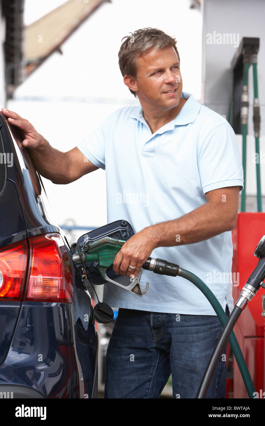 Detail der männlichen Autofahrer Auto mit Diesel an der Tankstelle Befüllen Stockfoto