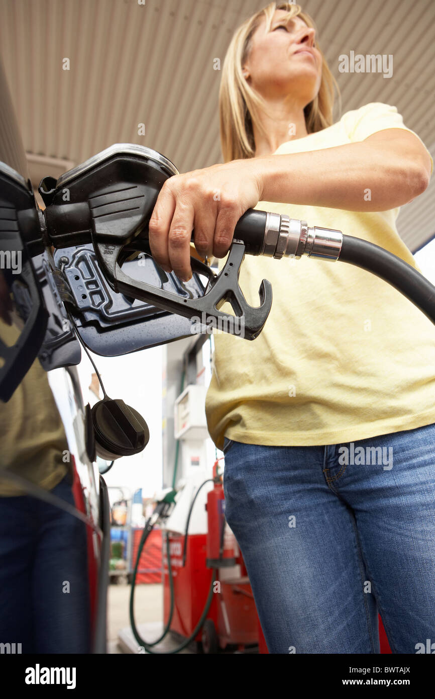 Weiblichen Autofahrer Auto mit Diesel an der Tankstelle Befüllen Stockfoto