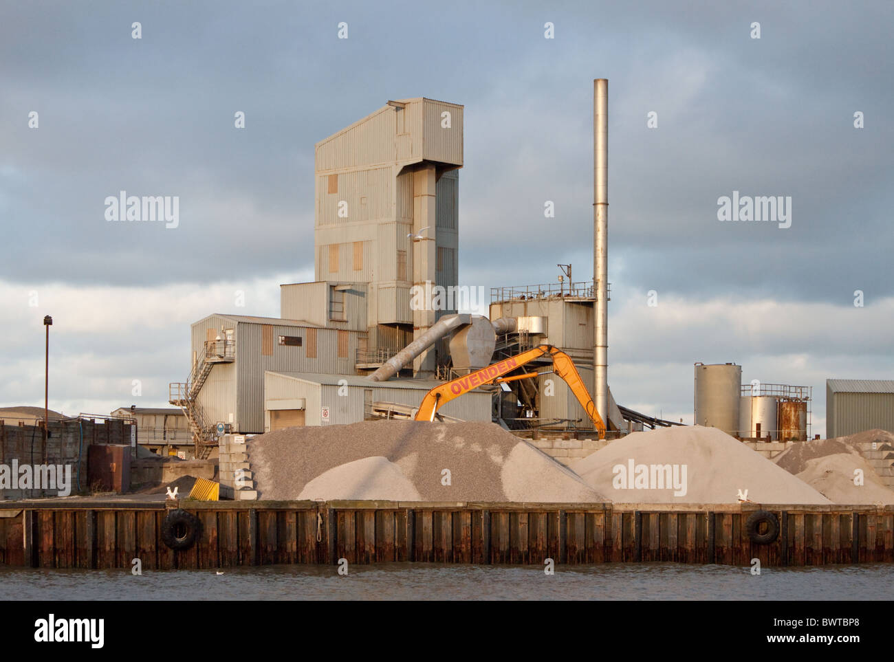 Brett-Aggregat und Asphaltmischanlage in Whitstable Harbour. Whitstable Hafen, Kent, England UK Stockfoto