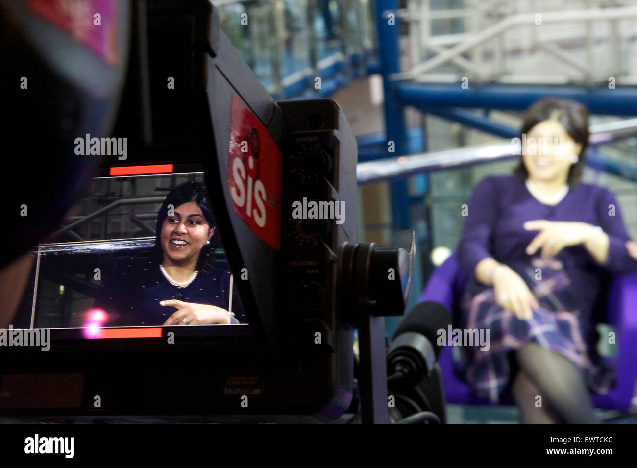 Baronin Sayeeda Warsi wird am ersten Tag der konservativen Parteikonferenz im ICC, Birmingham von der BBC interviewt, Stockfoto