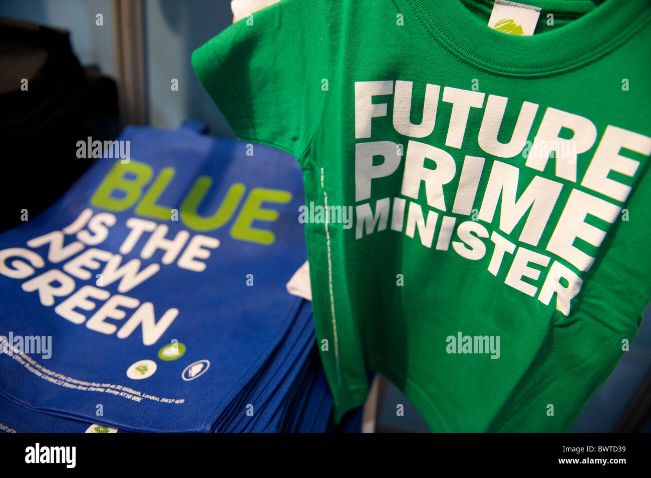 Konservative Partei Souvenirs sind auf den Verkauf in den Souvenirladen am ersten Tag der konservativen Parteikonferenz im ICC, Stockfoto