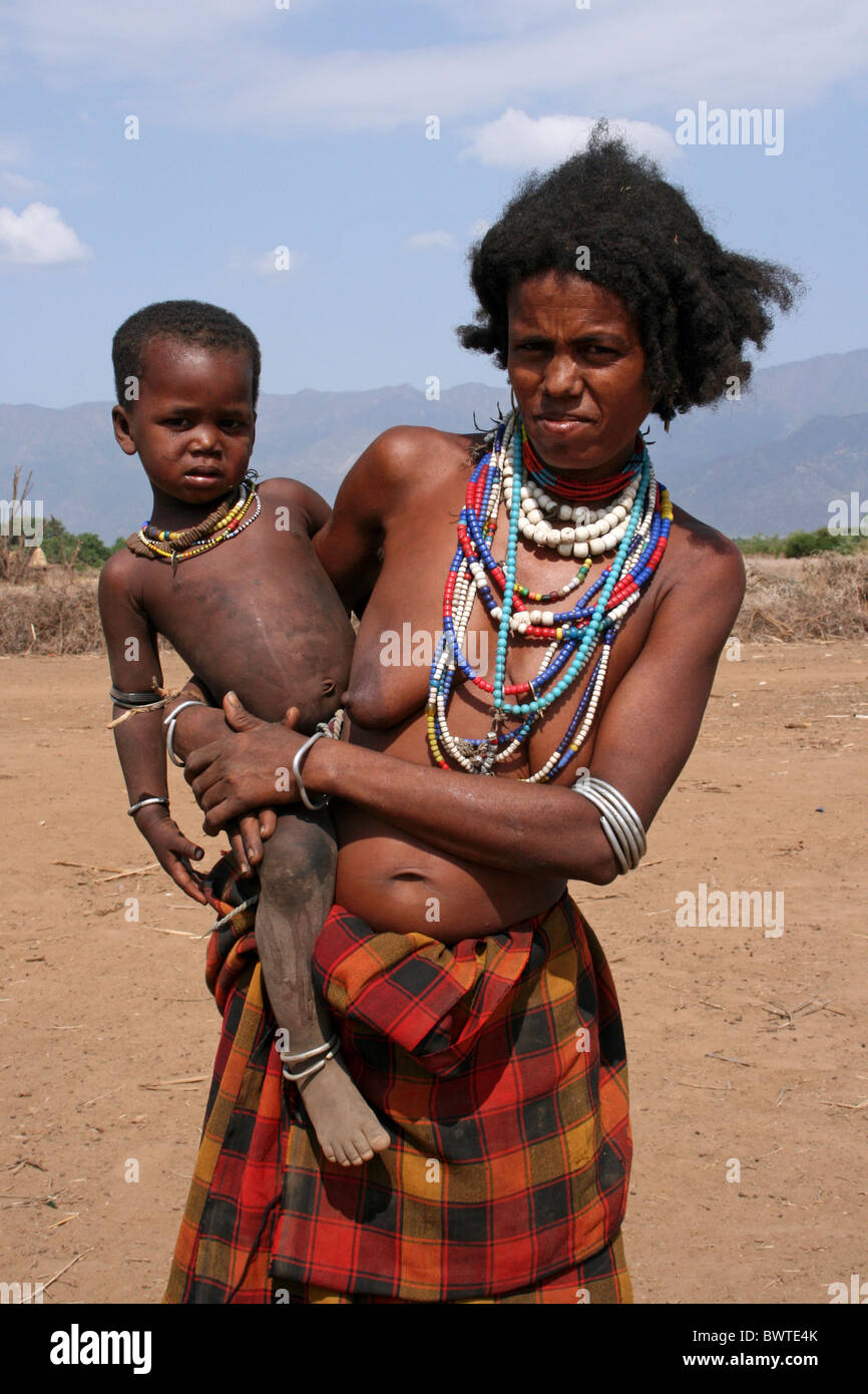 Arbore Mutter Holding Kind, Omo-Tal, Äthiopien Stockfoto